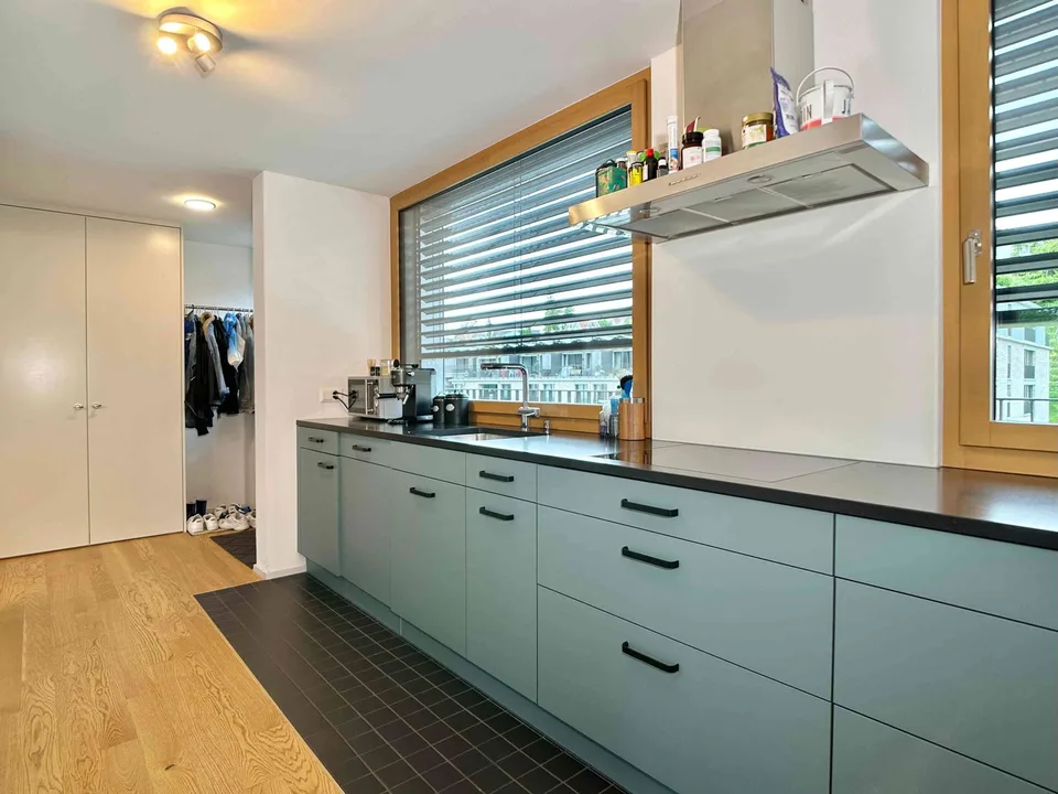 Befristet, möbliert: Moderne 4.5-Zimmer-Wohnung mit Seesicht