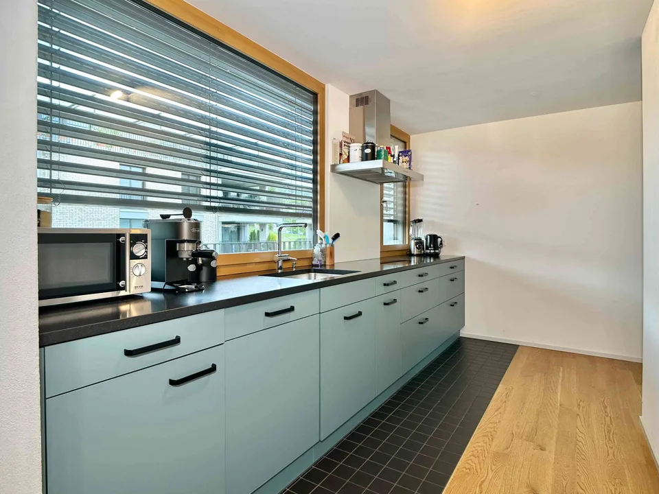 Befristet, möbliert: Moderne 4.5-Zimmer-Wohnung mit Seesicht