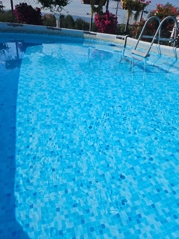 Möbliertes Zimmer / Mitbenutzung Küche, Bad, grosse Terrasse, Pool