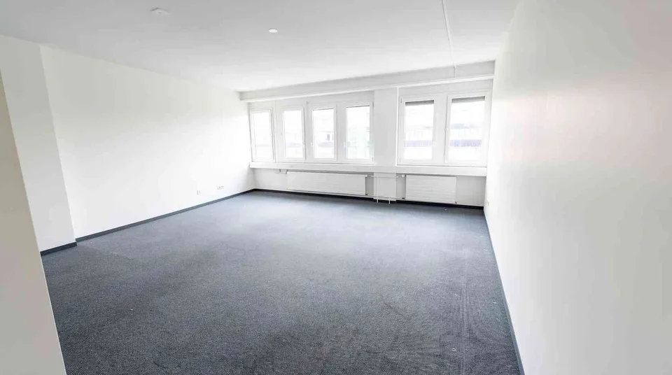 Modernes, neu renoviertes privates Einzelbüro für 6-8 Pers. (S33)