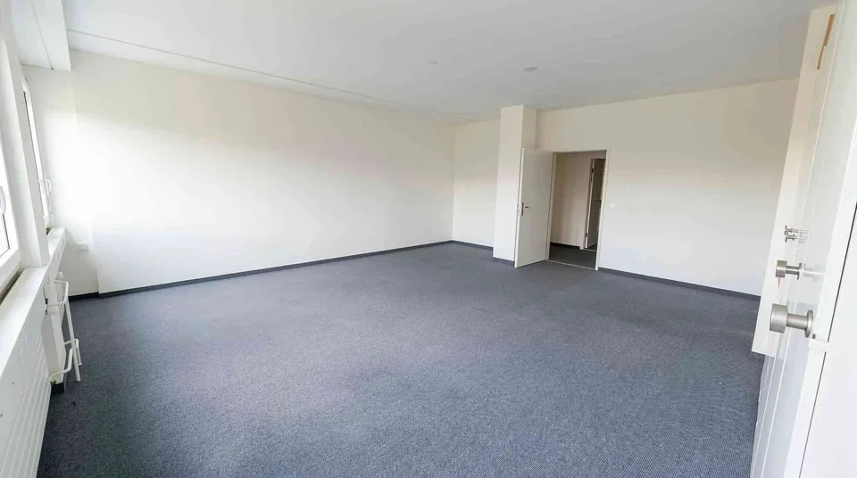 Modernes, neu renoviertes privates Einzelbüro für 6-8 Pers. (S33)