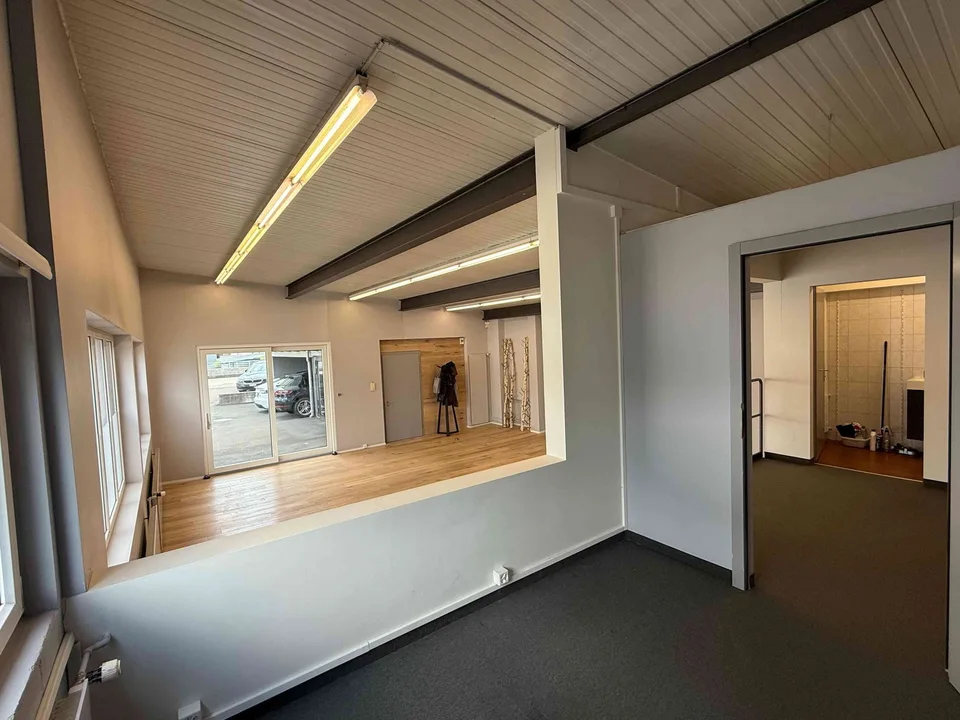 Attraktives Atelier / Showroom / Büro im Erdgeschoss zu vermieten