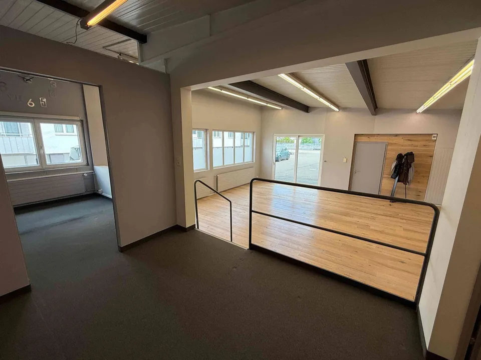 Attraktives Atelier / Showroom / Büro im Erdgeschoss zu vermieten
