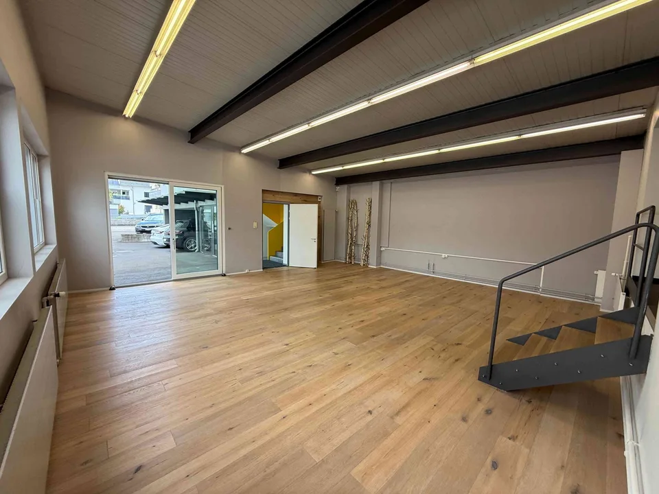 Attraktives Atelier / Showroom / Büro im Erdgeschoss zu vermieten