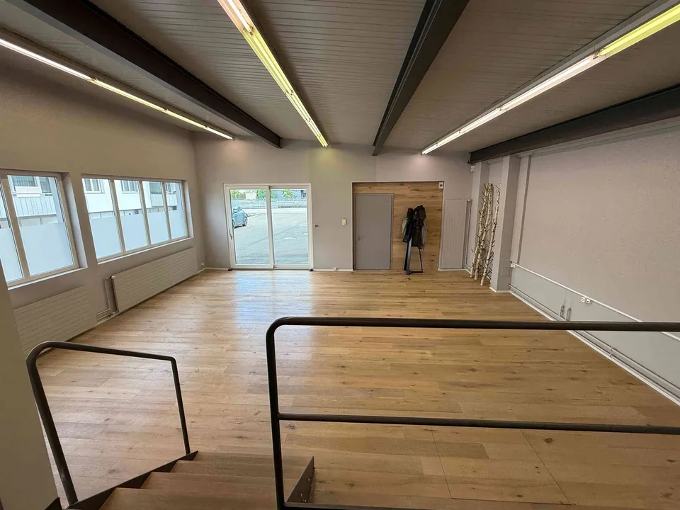 Attraktives Atelier / Showroom / Büro im Erdgeschoss zu vermieten
