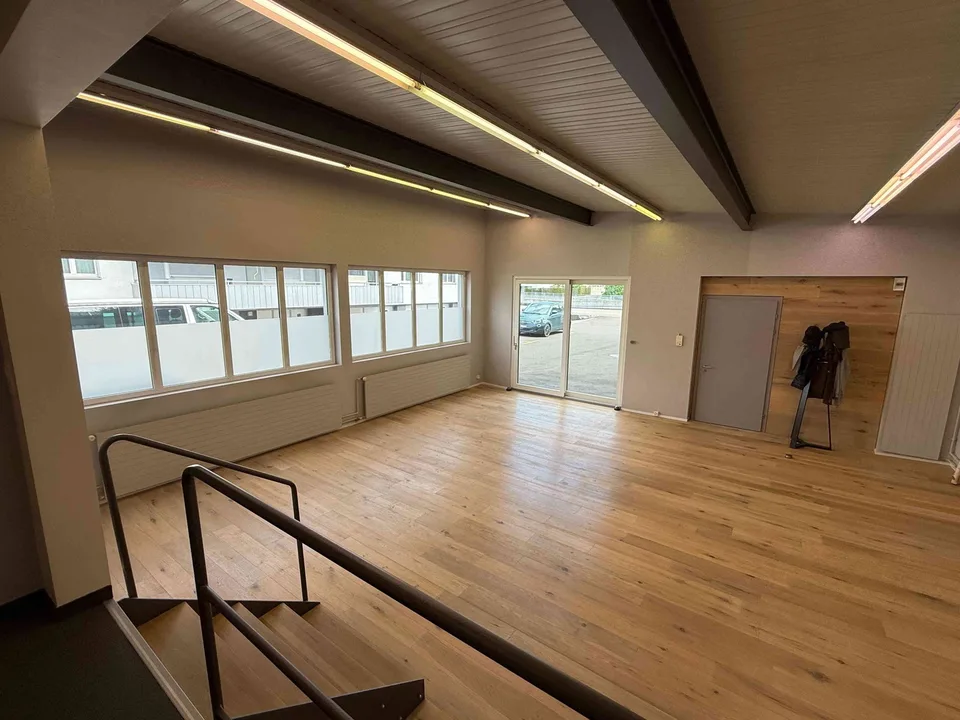 Attraktives Atelier / Showroom / Büro im Erdgeschoss zu vermieten