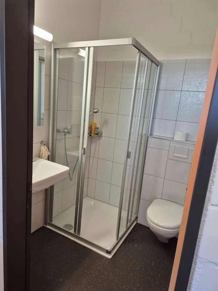 Büroräume (110 m2) mit Produktionshalle (175 m2)