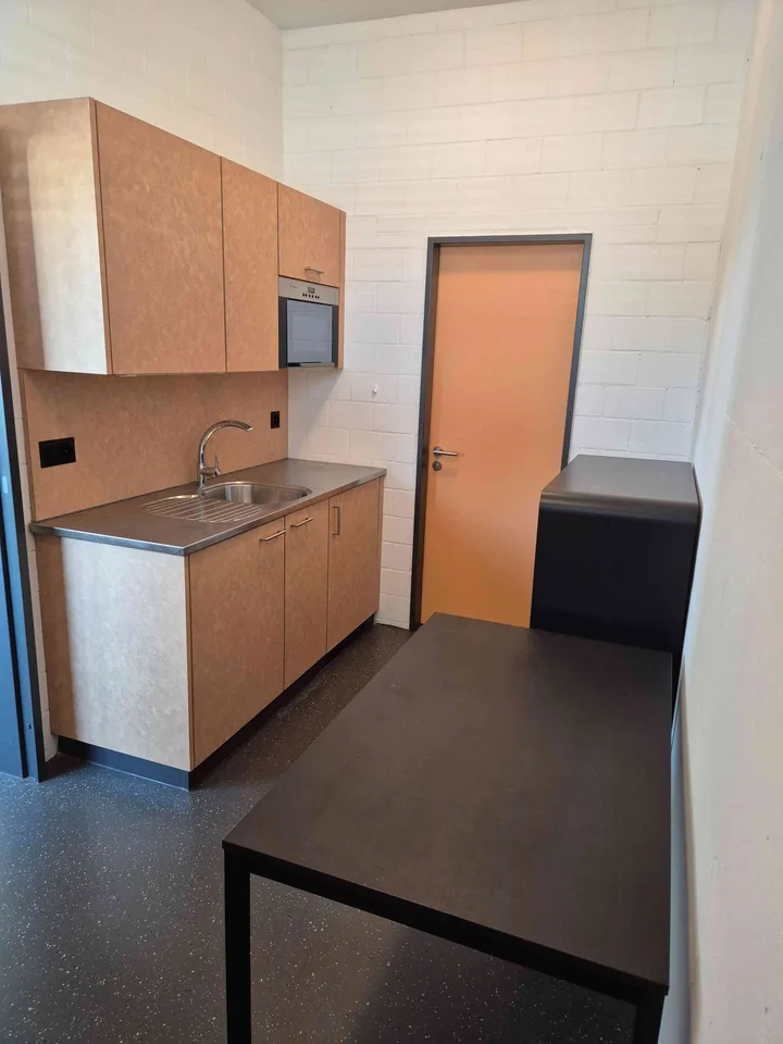 Büroräume (110 m2) mit Produktionshalle (175 m2)