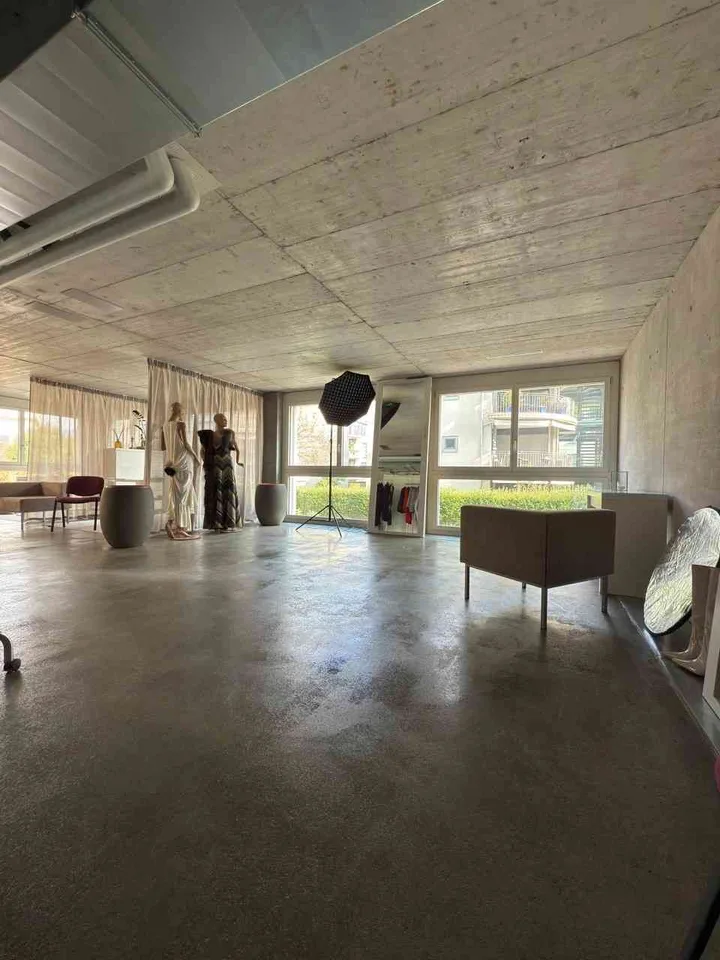 BÜROFLÄCHE ZU VERMIETEN - OFFICE SPACE FOR RENT