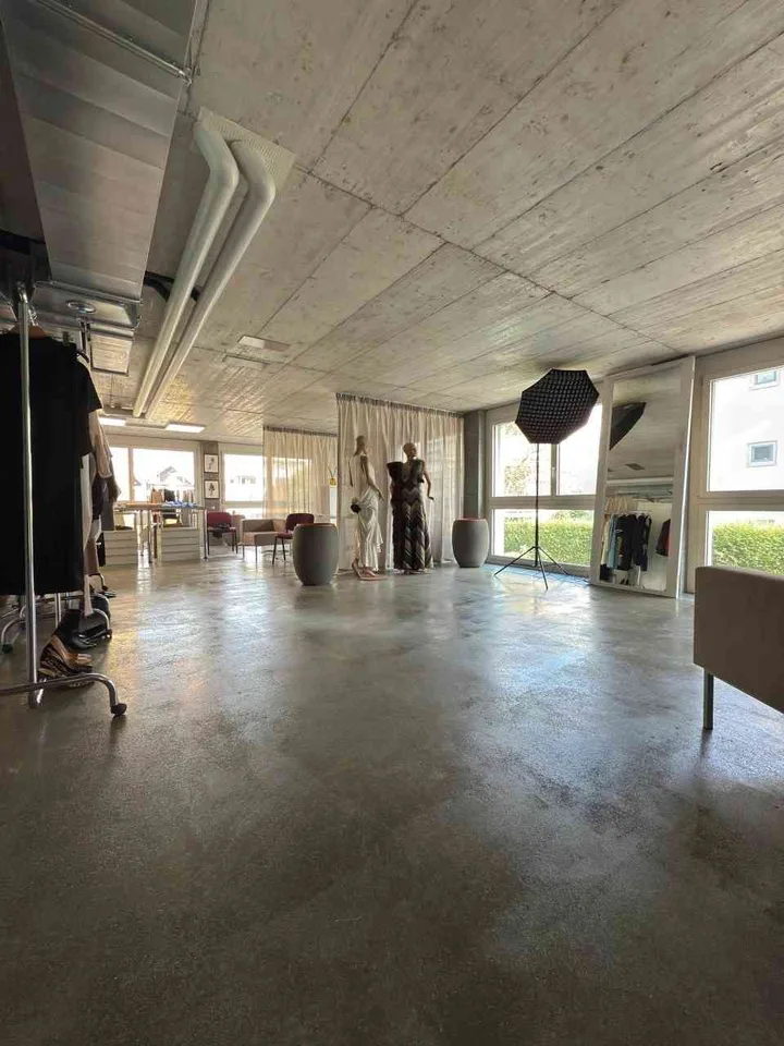 BÜROFLÄCHE ZU VERMIETEN - OFFICE SPACE FOR RENT