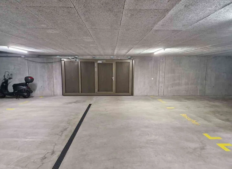 E-Parkplatz in Tiefgarage mit Ladestation