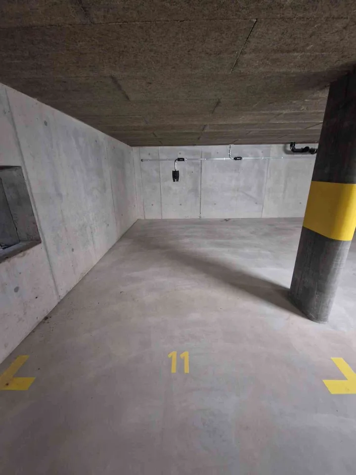 E-Parkplatz in Tiefgarage mit Ladestation