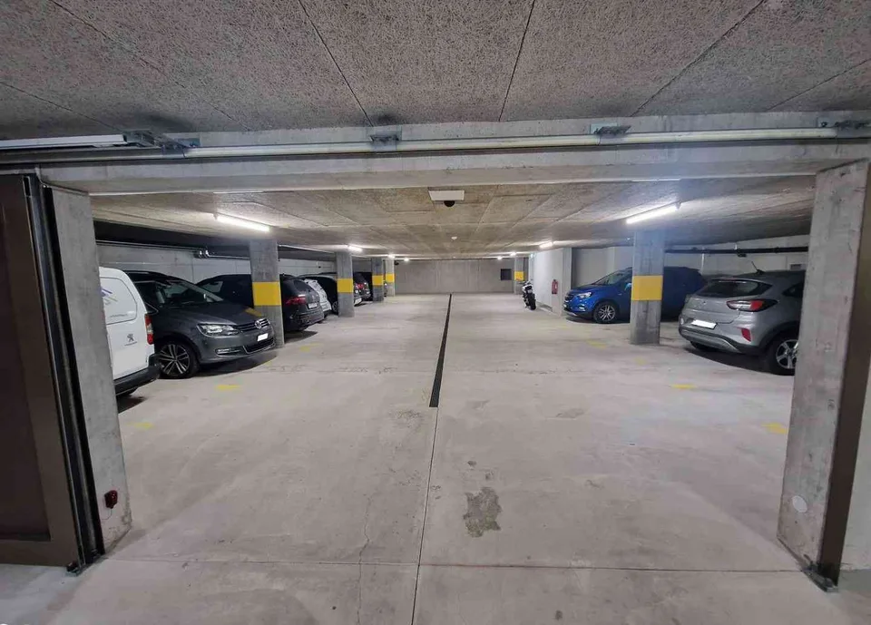 E-Parkplatz in Tiefgarage mit Ladestation
