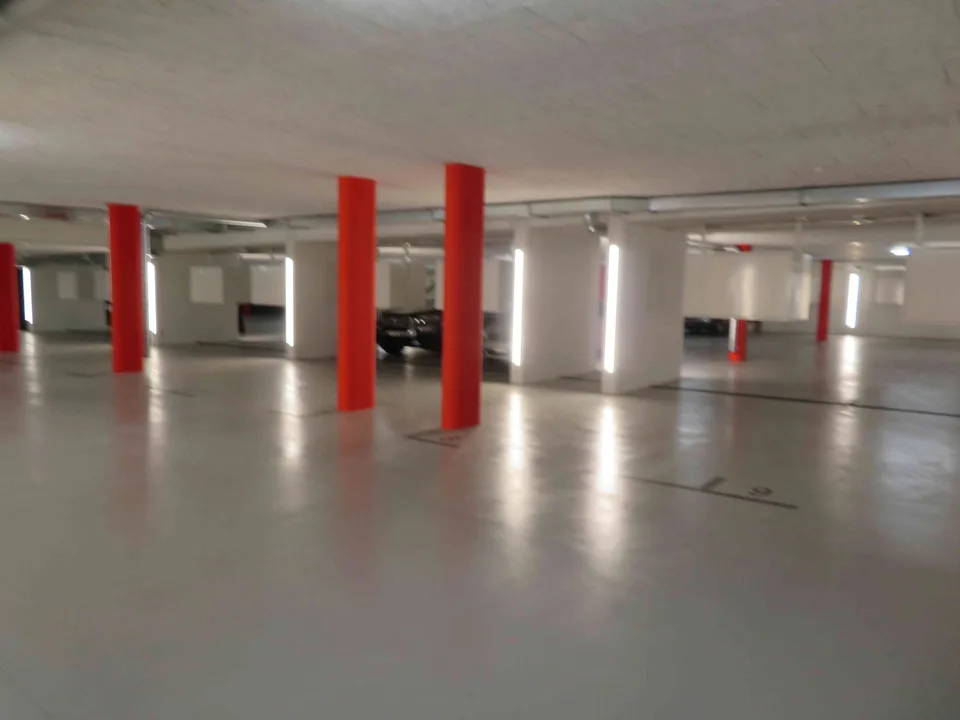Tiefgarage Parkplatz mit Möglichkeit eigener Ladestation, zentral