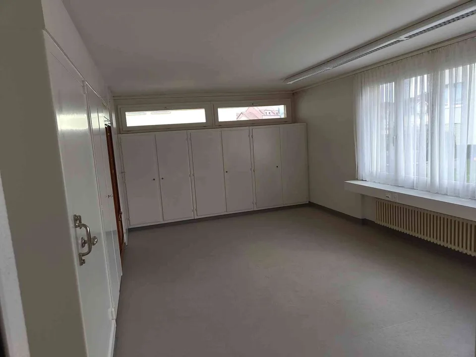 Bürofläche mit grossem Tresorraum & Panzertür – maximale Sicherheit