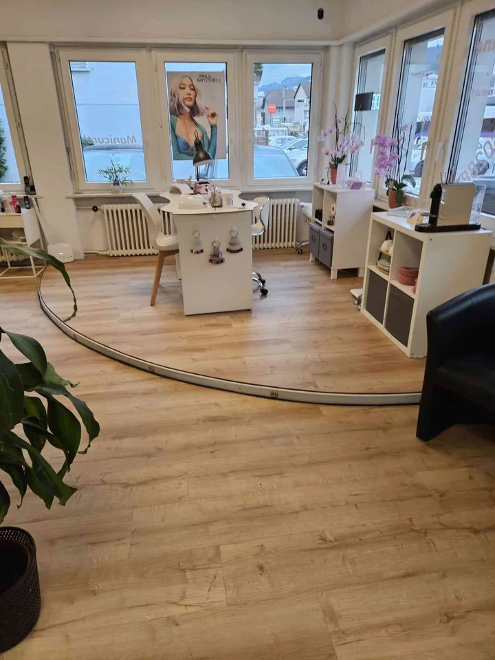Nageldesignerin in Untermiete