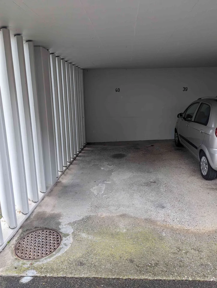 Gedeckter Aussenparkplatz zu vermieten