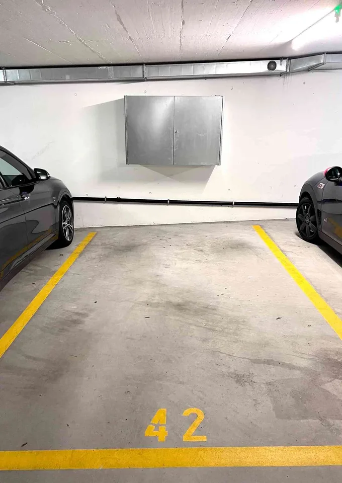 PARKPLATZ / UNDERGROUND PARKING