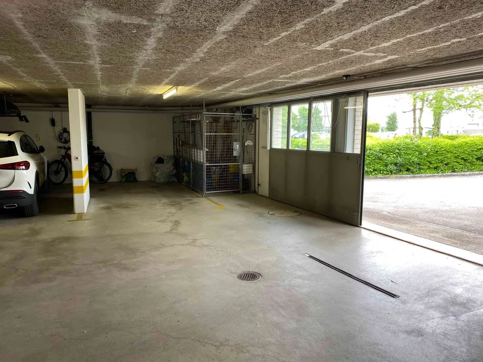 Garagen Parkplatz in 6 Auto Garage . . . Garagentor mit Fernbedienung.
