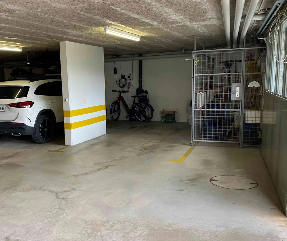Garagen Parkplatz in 6 Auto Garage . . . Garagentor mit Fernbedienung.