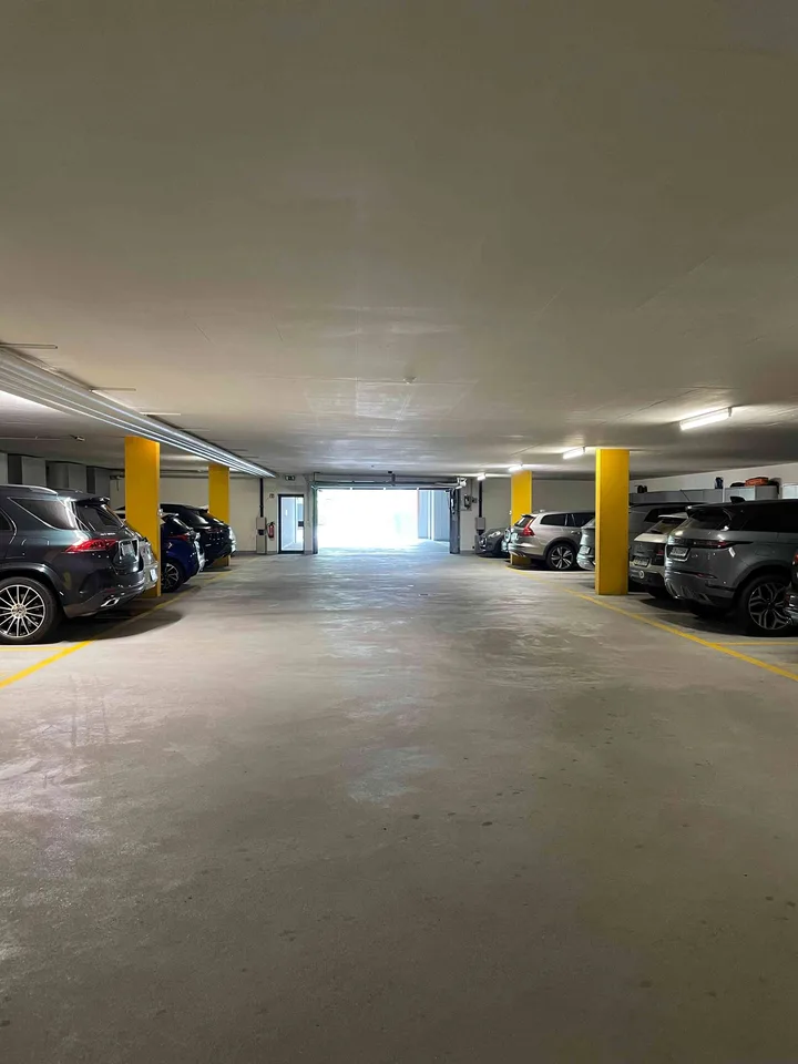 Garagenplatz Tiefgarage mit Schrank.