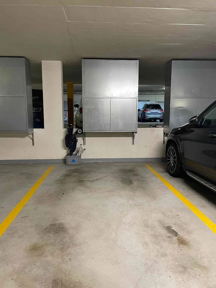 Garagenplatz Tiefgarage mit Schrank.