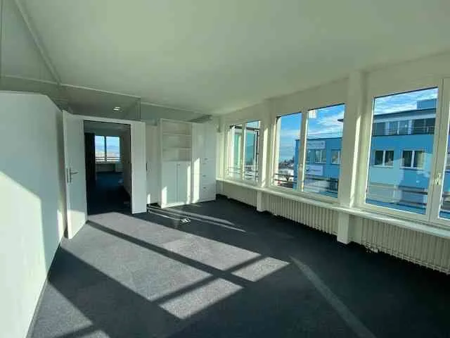 Bezugsbereites Büro mit Seesicht