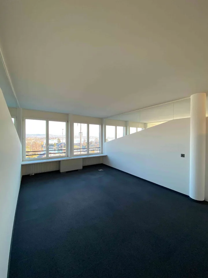 Bezugsbereites Büro mit Seesicht