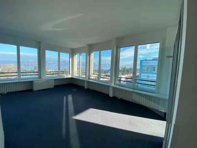 Bezugsbereites Büro mit Seesicht