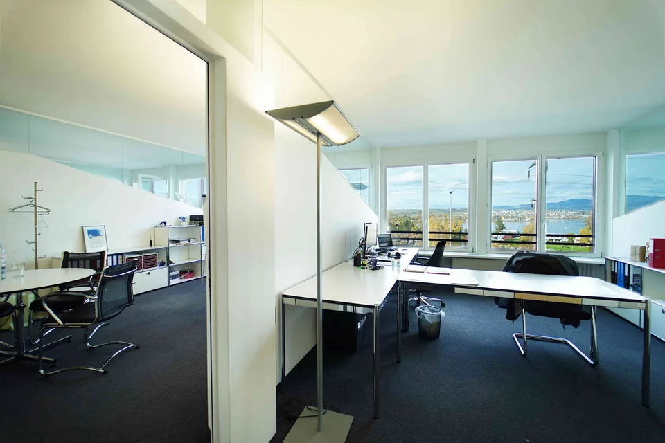 Bezugsbereites Büro mit Seesicht