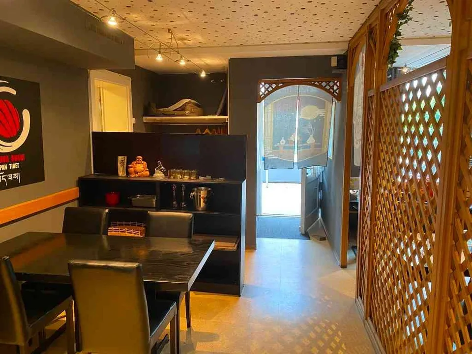 Gewerbefläche für Café/Bar oder Restaurant an der Burgstrasse 67 in Gl