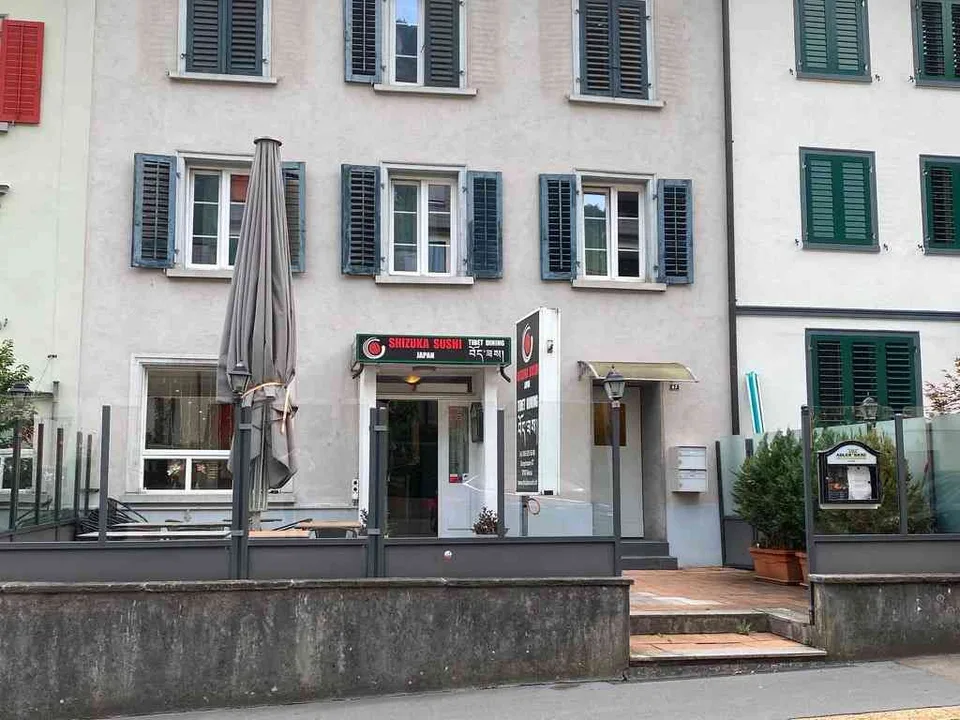 Gewerbefläche für Café/Bar oder Restaurant an der Burgstrasse 67 in Gl