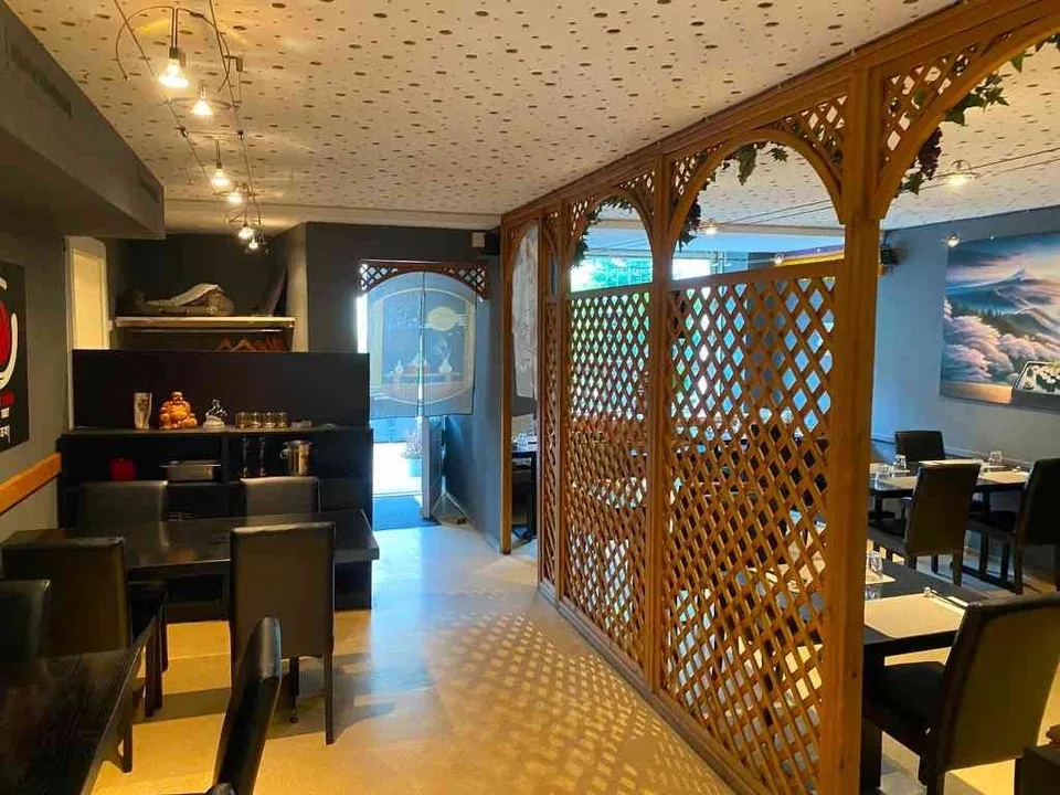 Gewerbefläche für Café/Bar oder Restaurant an der Burgstrasse 67 in Gl
