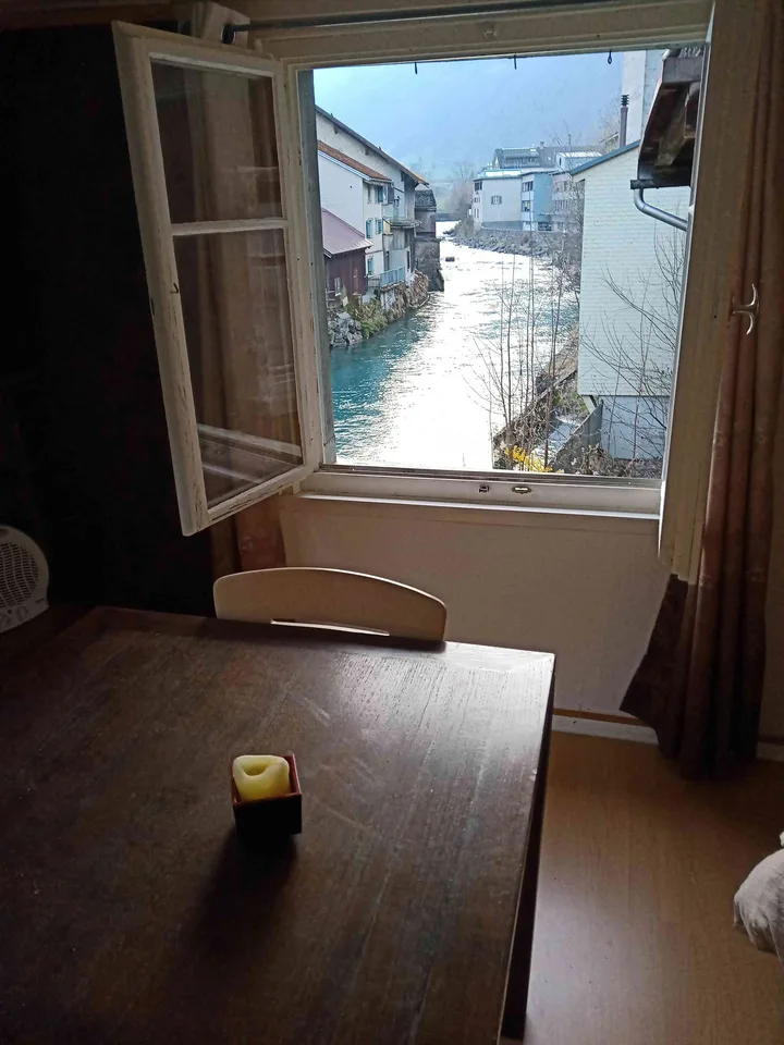 Voll eingerichtetes möbl. Haus, zentrale Lage, Sicht auf Fluss+Berge
