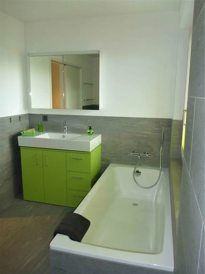 Grosse, lichtdurchflutete 2.5-Wohnung / Ferienwohnung