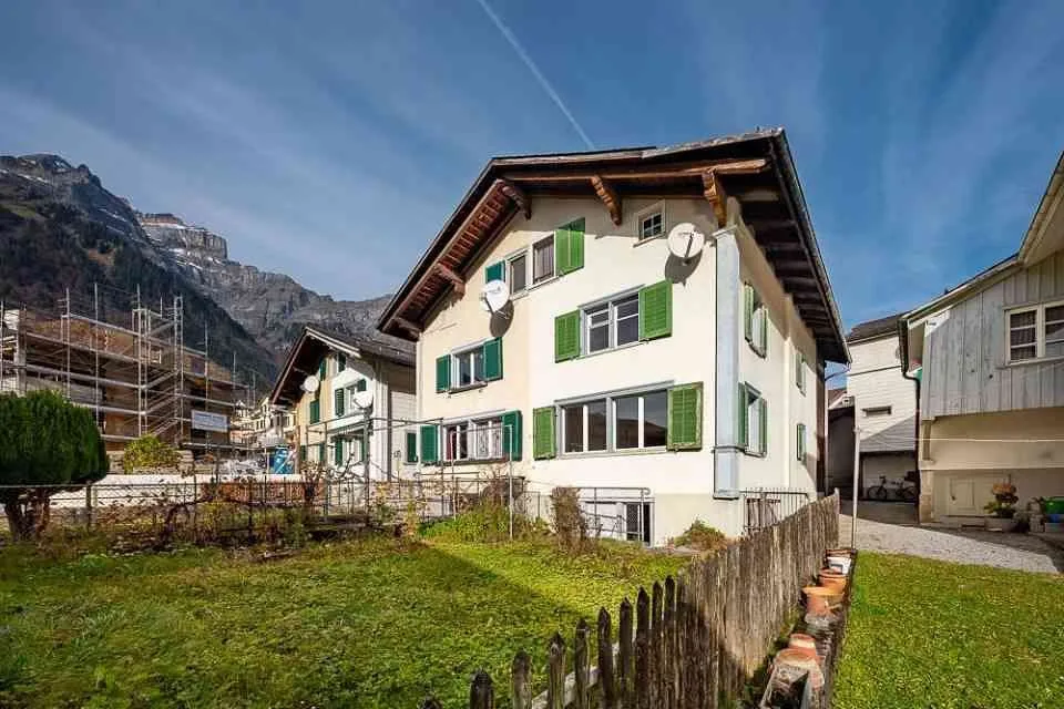 Einladende Doppelhaushälfte mit Bergblick in Schwanden