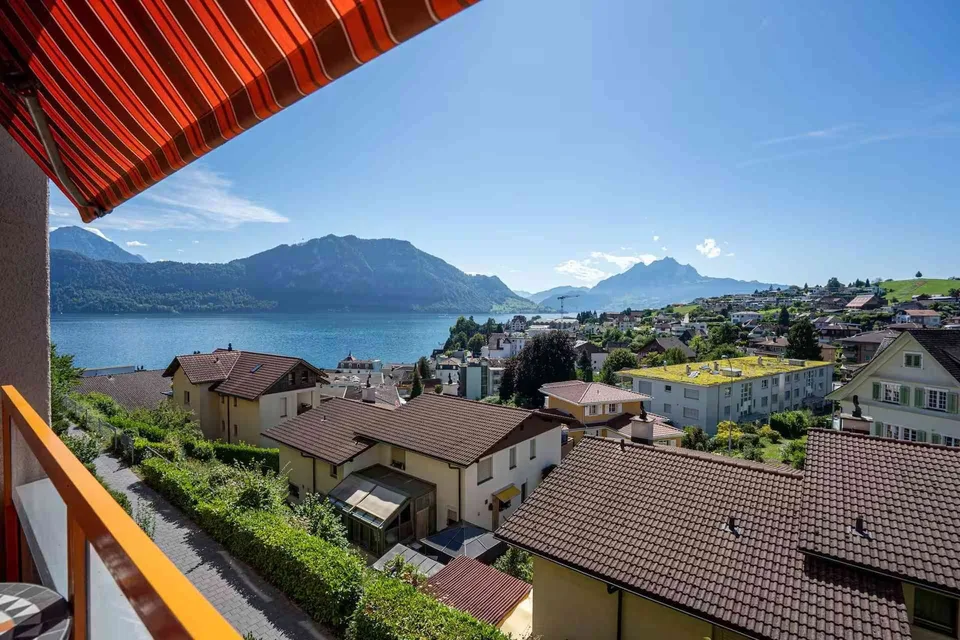 Möblierte 2-Zimmer-W. mit zwei Balkonen, See- & Bergsicht + Pool/Sauna