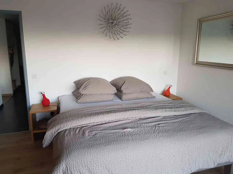 Möblierte 2-Zimmer-W. mit zwei Balkonen, See- & Bergsicht + Pool/Sauna