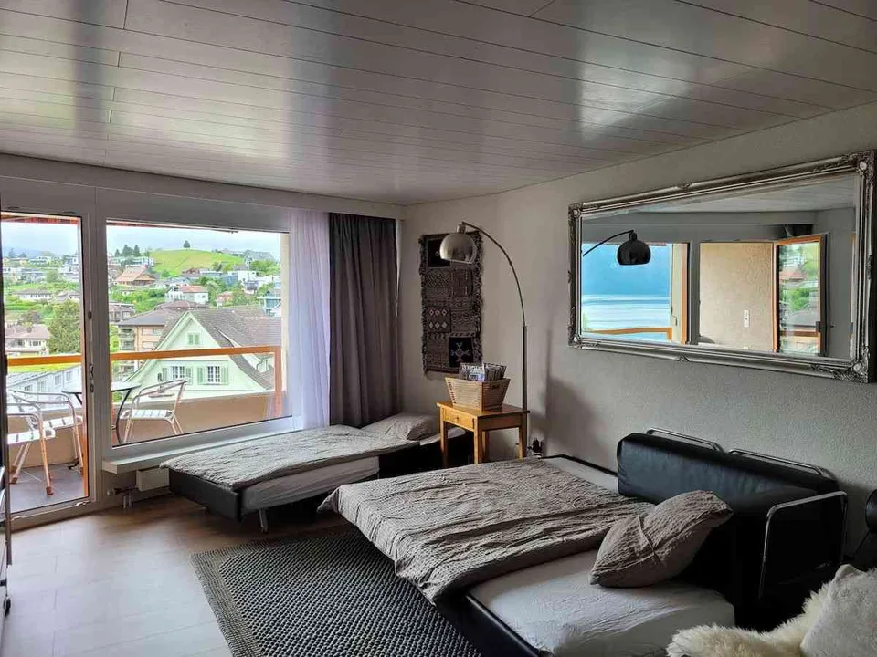 Möblierte 2-Zimmer-W. mit zwei Balkonen, See- & Bergsicht + Pool/Sauna