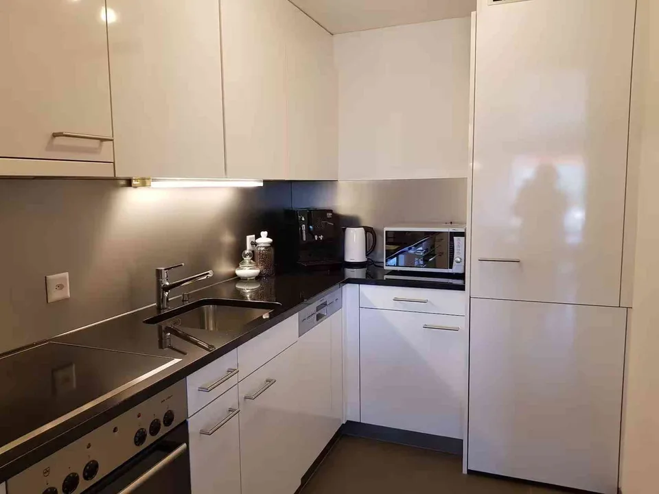 Möblierte 2-Zimmer-W. mit zwei Balkonen, See- & Bergsicht + Pool/Sauna