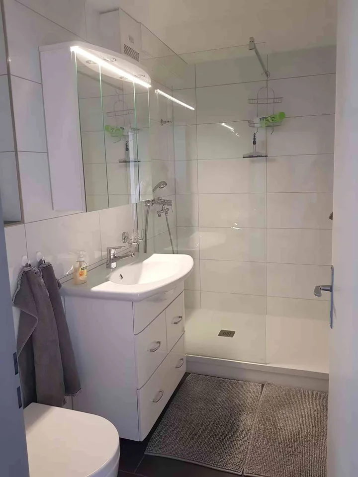 Möblierte 2-Zimmer-W. mit zwei Balkonen, See- & Bergsicht + Pool/Sauna