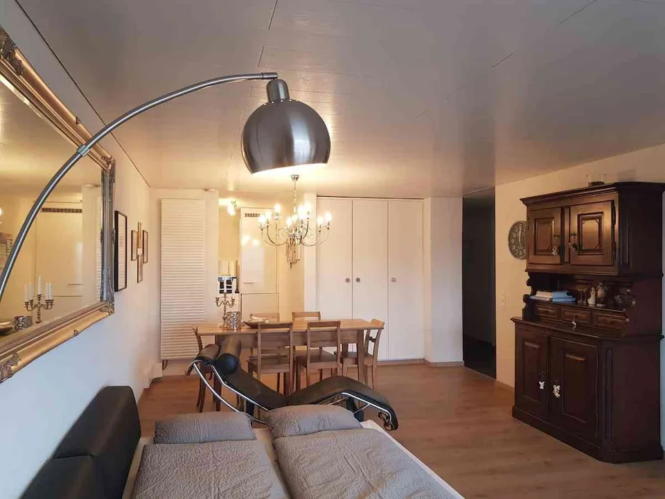 Möblierte 2-Zimmer-W. mit zwei Balkonen, See- & Bergsicht + Pool/Sauna
