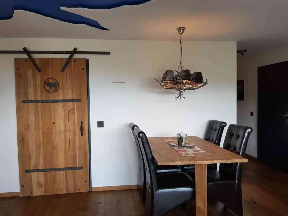 Möblierte 1.5-Zimmer-Wohnung mit privatem Garten, Hallenbad + Sauna
