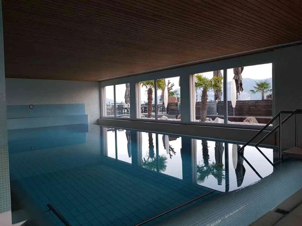Möblierte 1.5-Zimmer-Wohnung mit privatem Garten, Hallenbad + Sauna