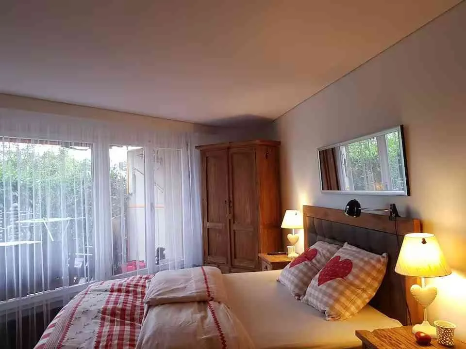 Möblierte 1.5-Zimmer-Wohnung mit privatem Garten, Hallenbad + Sauna