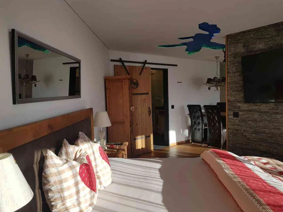 Möblierte 1.5-Zimmer-Wohnung mit privatem Garten, Hallenbad + Sauna