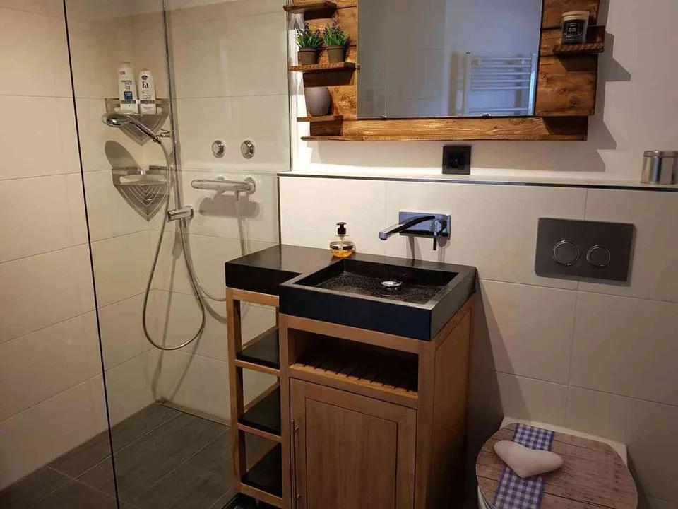 Möblierte 1.5-Zimmer-Wohnung mit privatem Garten, Hallenbad + Sauna