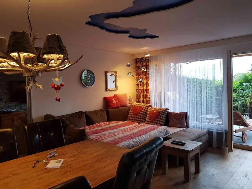 Möblierte 1.5-Zimmer-Wohnung mit privatem Garten, Hallenbad + Sauna