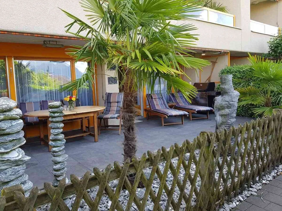 Möblierte 1.5-Zimmer-Wohnung mit privatem Garten, Hallenbad + Sauna