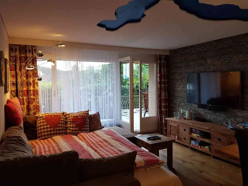 Möblierte 1.5-Zimmer-Wohnung mit privatem Garten, Hallenbad + Sauna